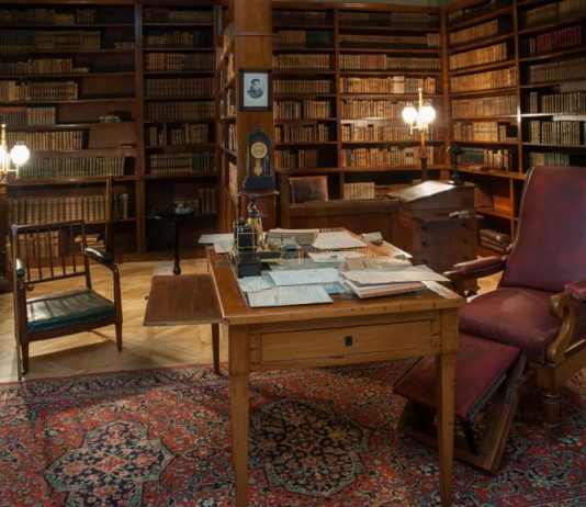 Как оформить книжный шкаф? Идеи декора и декорирования